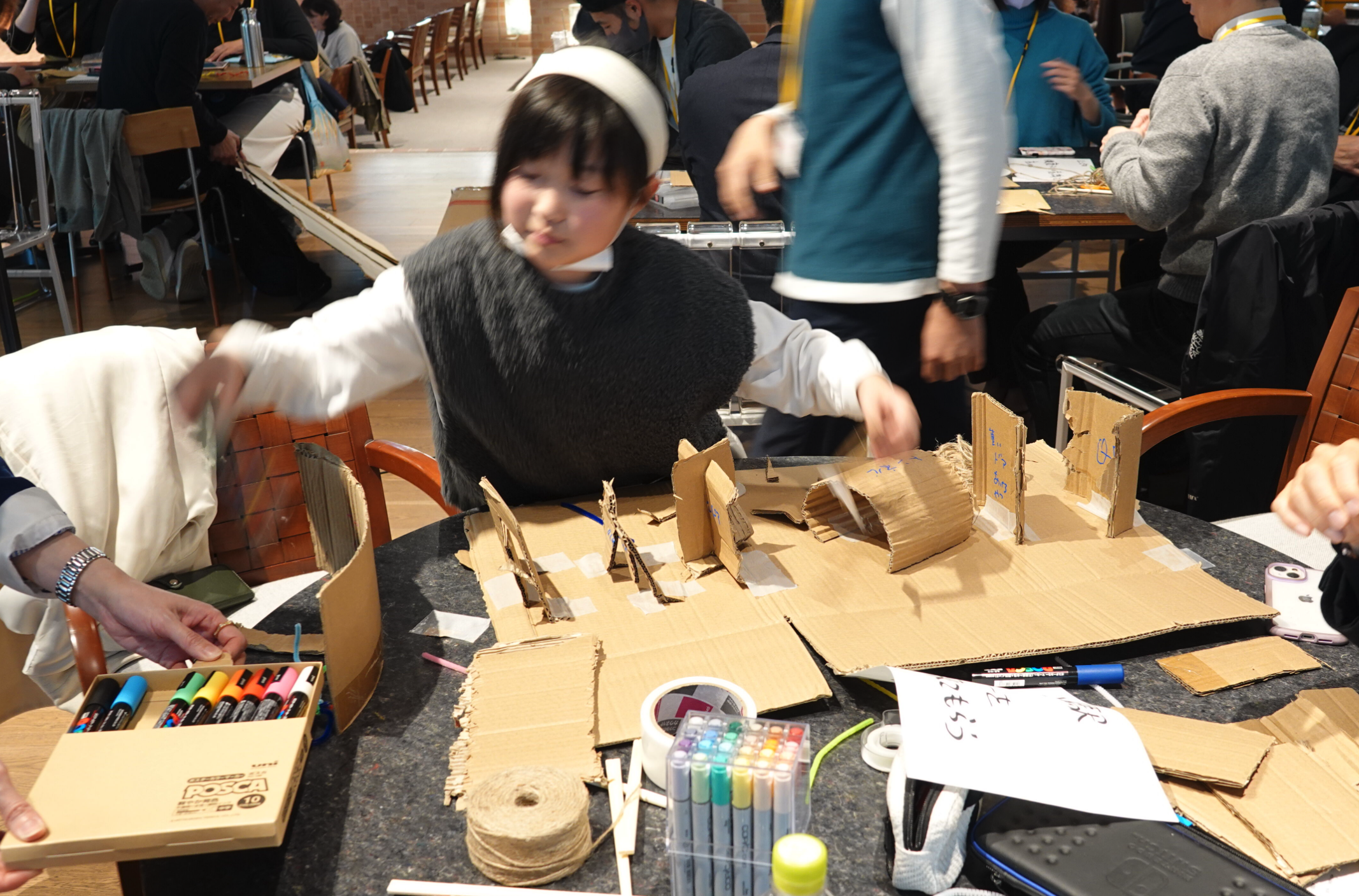 QUINTBRIDGEのワークショップで段ボールの試作をつくる女の子